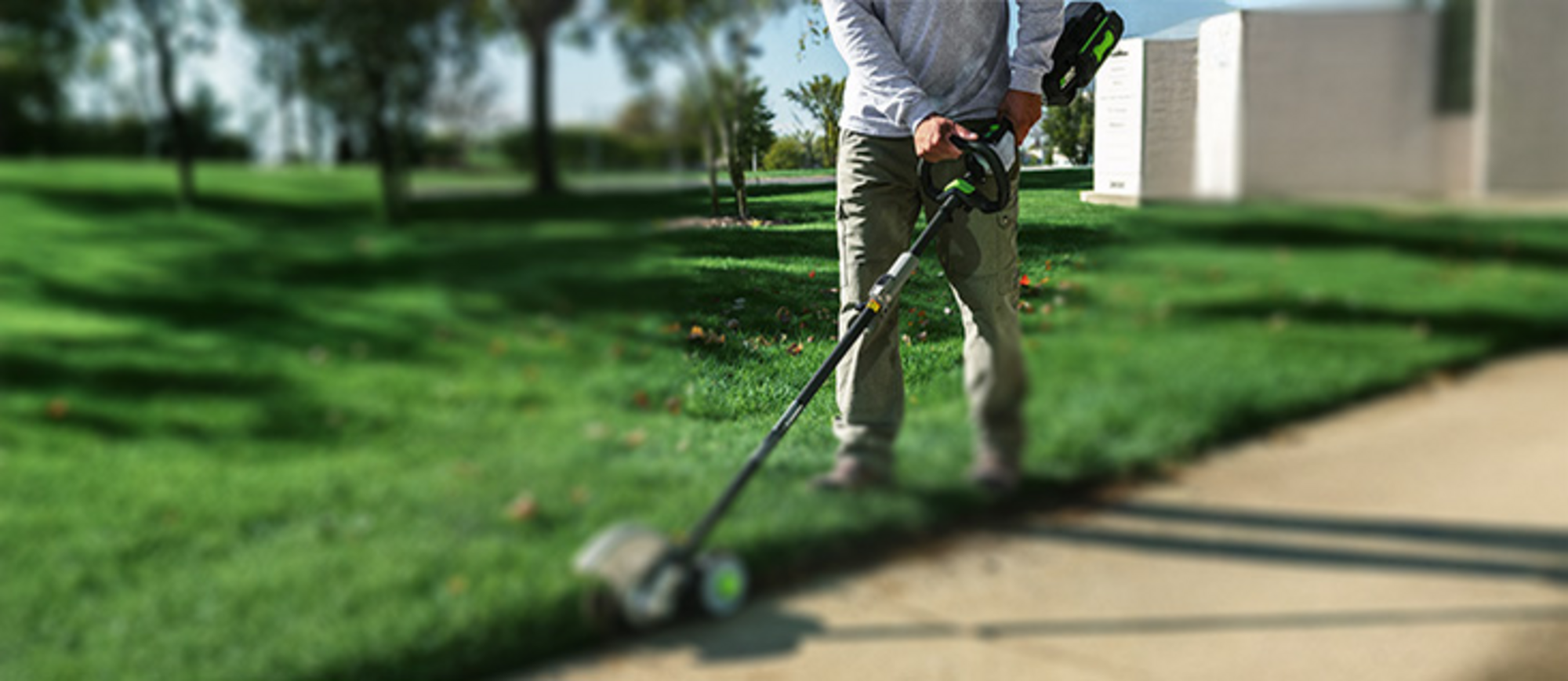 Ein Mann verwendet die Multi-Tool Antriebseinheit PHX1600.