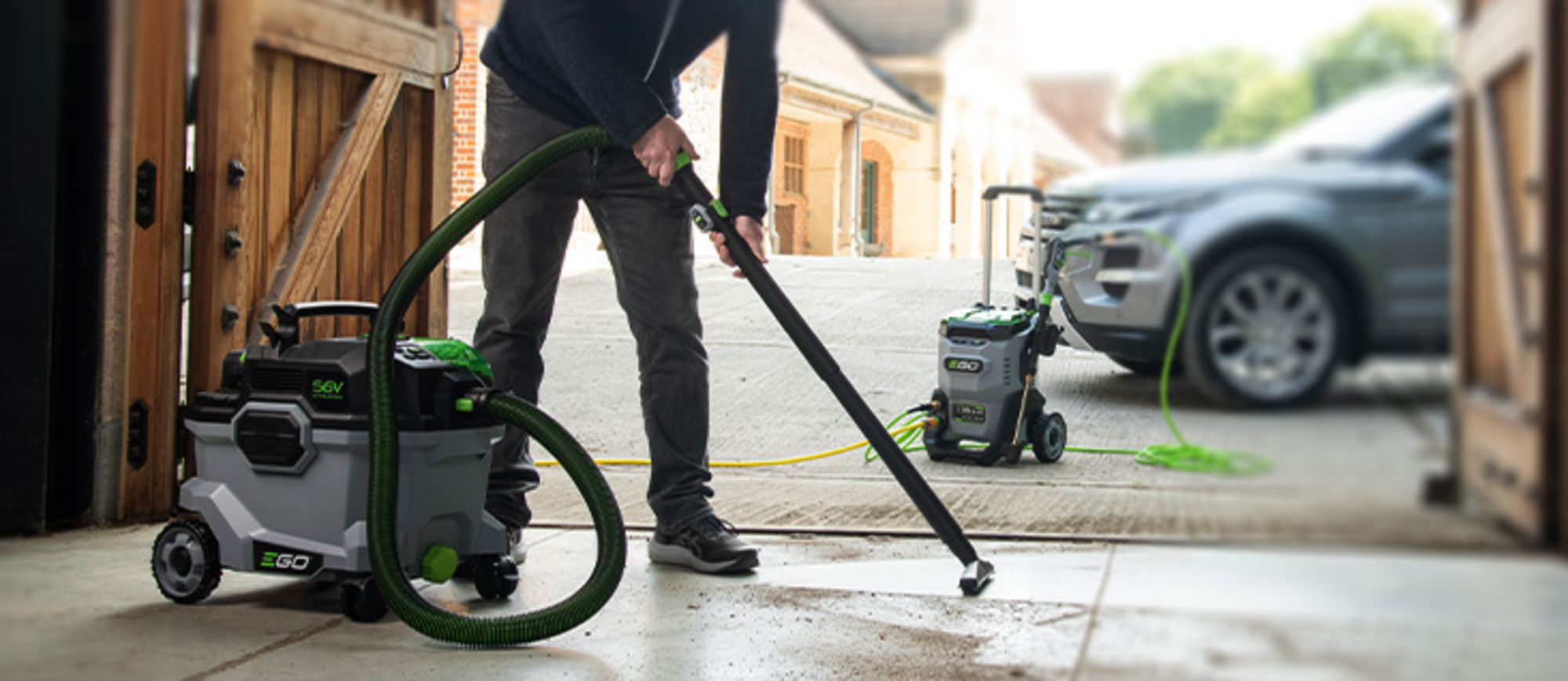 Eine Person verwendet den Nass- und Trockensauger von EGO Power+ in einer Garage.