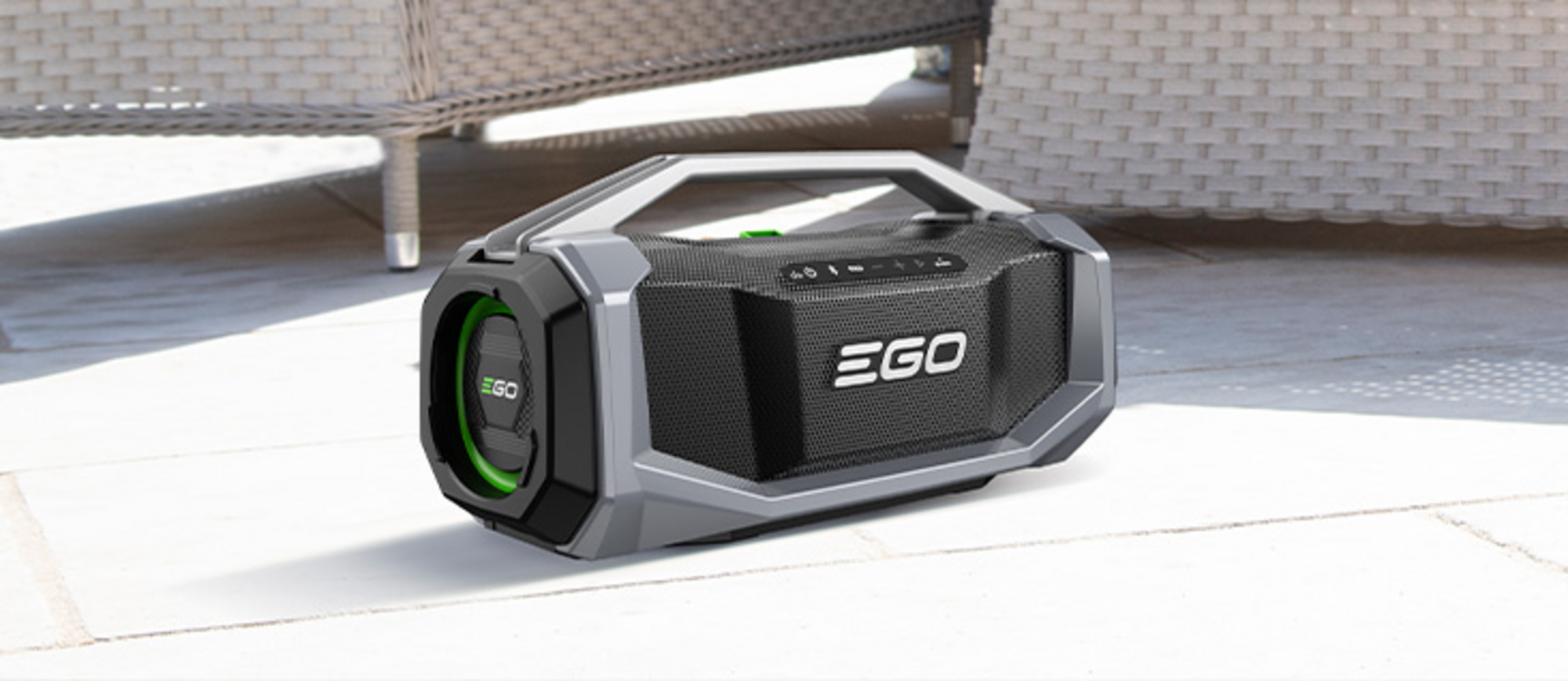 EGO Power+ SK1800E Akku-Outdoorlautsprecher steht auf dem Boden.