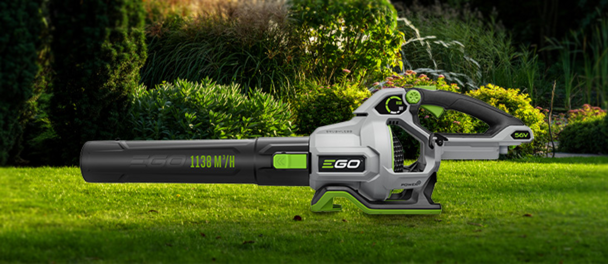 EGO Power+ Akku-Laubbläser auf einer Rasenfläche.