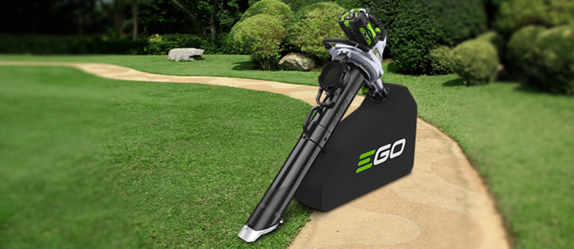 EGO Power+ LV5000E Laubsauger auf einer Rasenfläche.